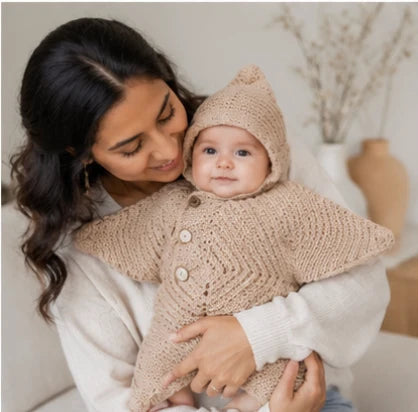 Mamma abbraccia bebè in Baby Starz beige